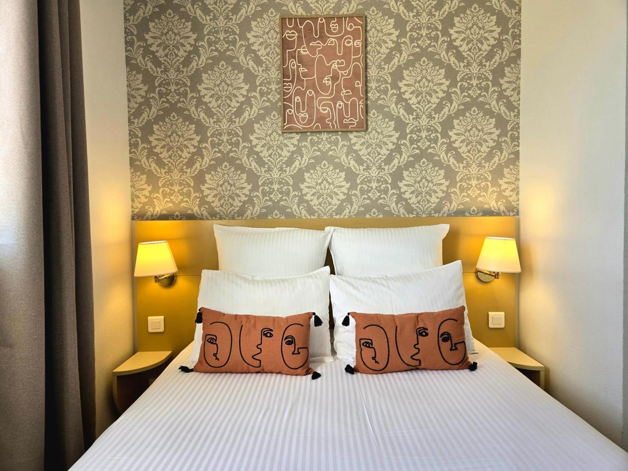 Hotel Le Saint-Genies Uzes Bagian luar foto