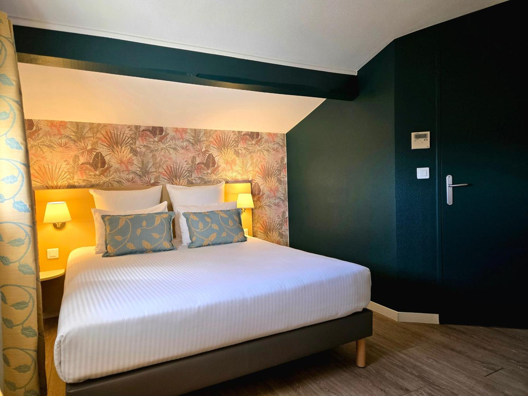 Hotel Le Saint-Genies Uzes Bagian luar foto