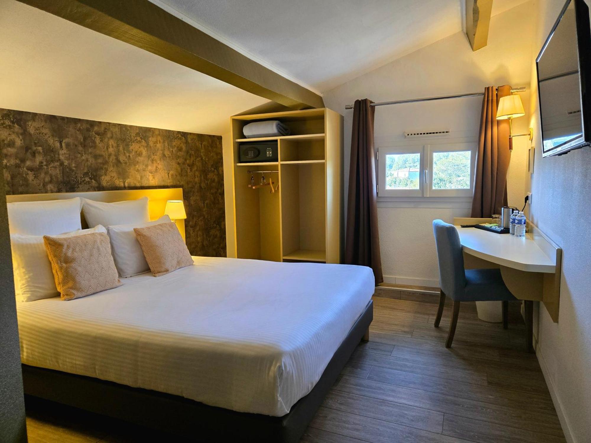 Hotel Le Saint-Genies Uzes Bagian luar foto