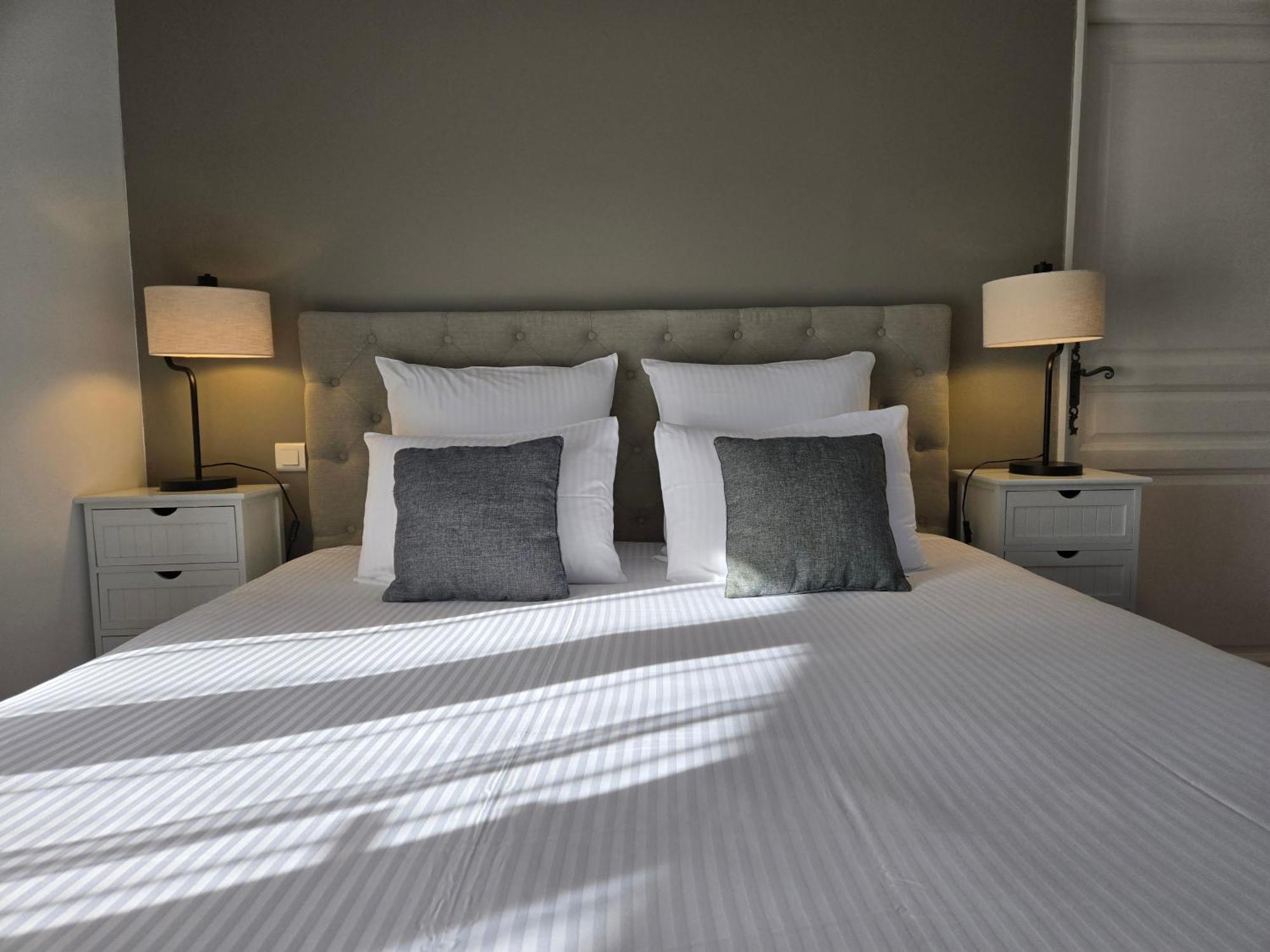 Hotel Le Saint-Genies Uzes Bagian luar foto