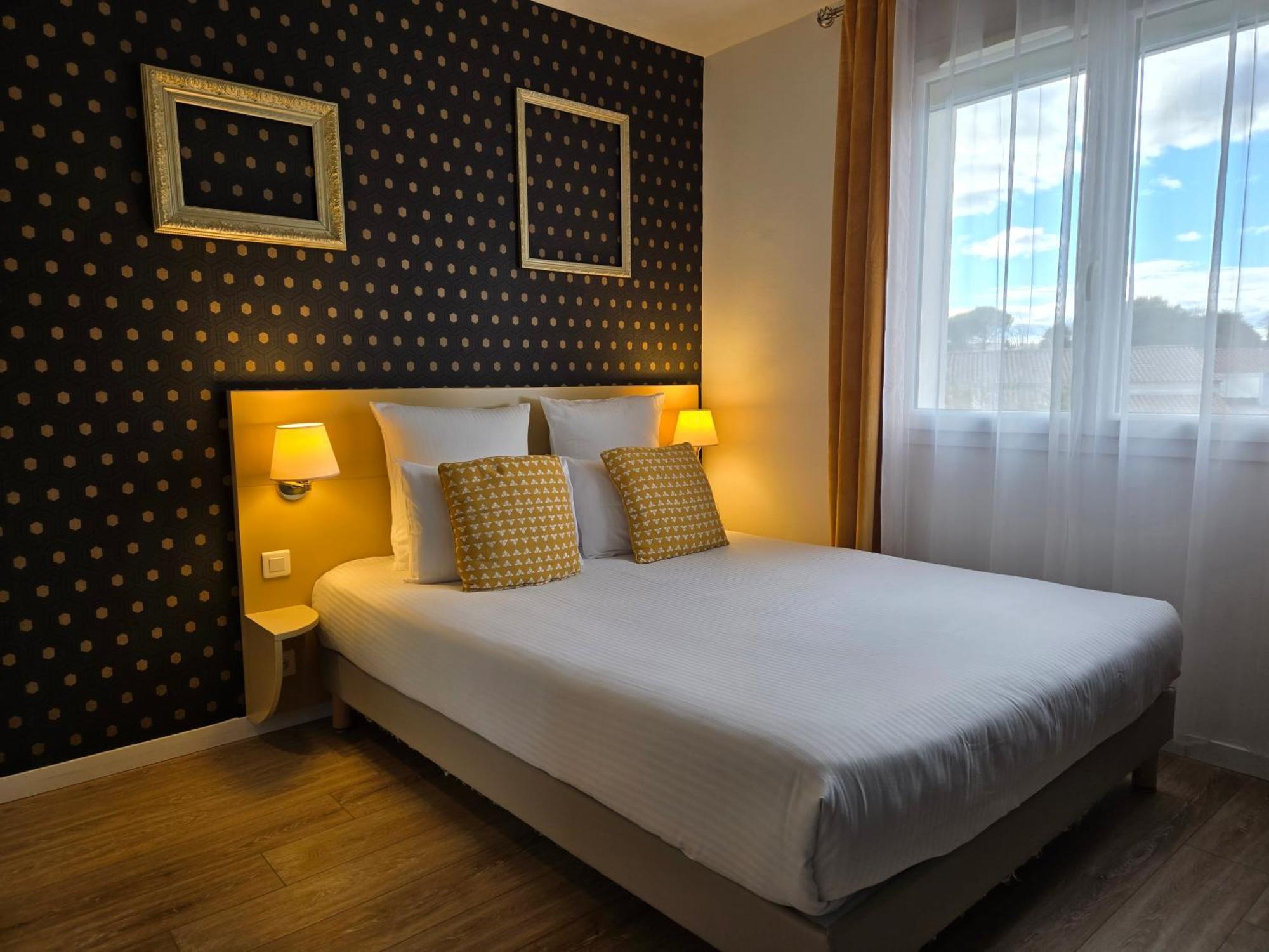 Hotel Le Saint-Genies Uzes Bagian luar foto