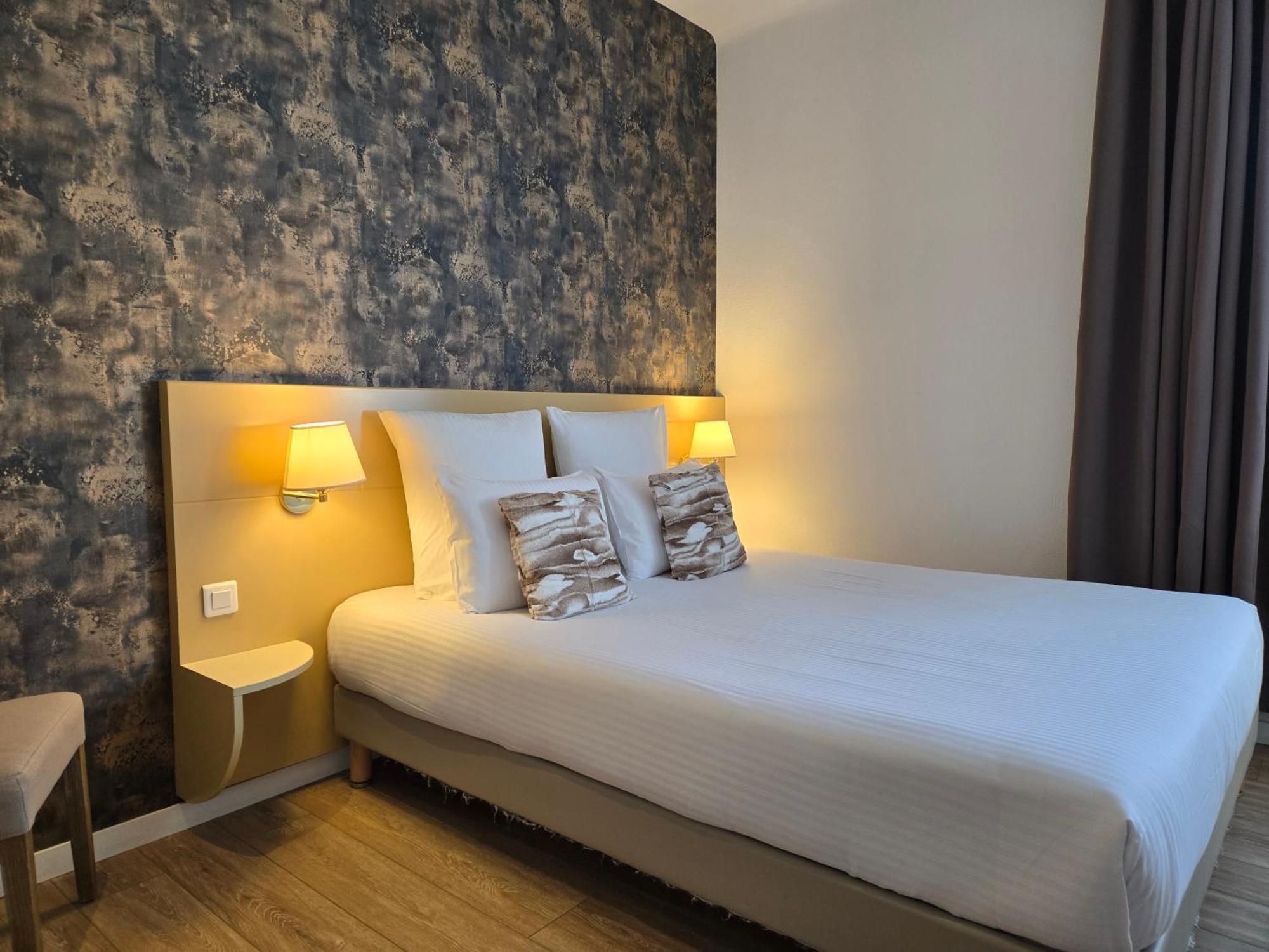 Hotel Le Saint-Genies Uzes Bagian luar foto