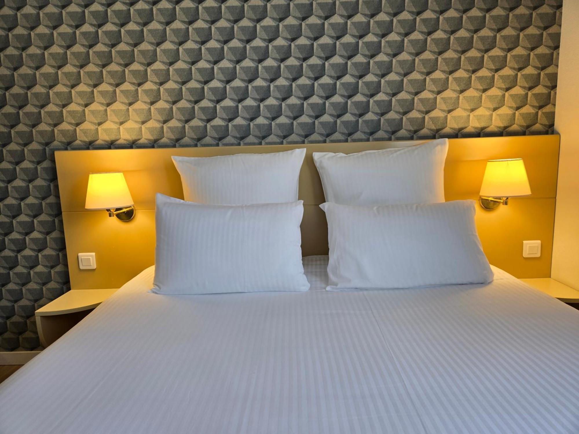 Hotel Le Saint-Genies Uzes Bagian luar foto