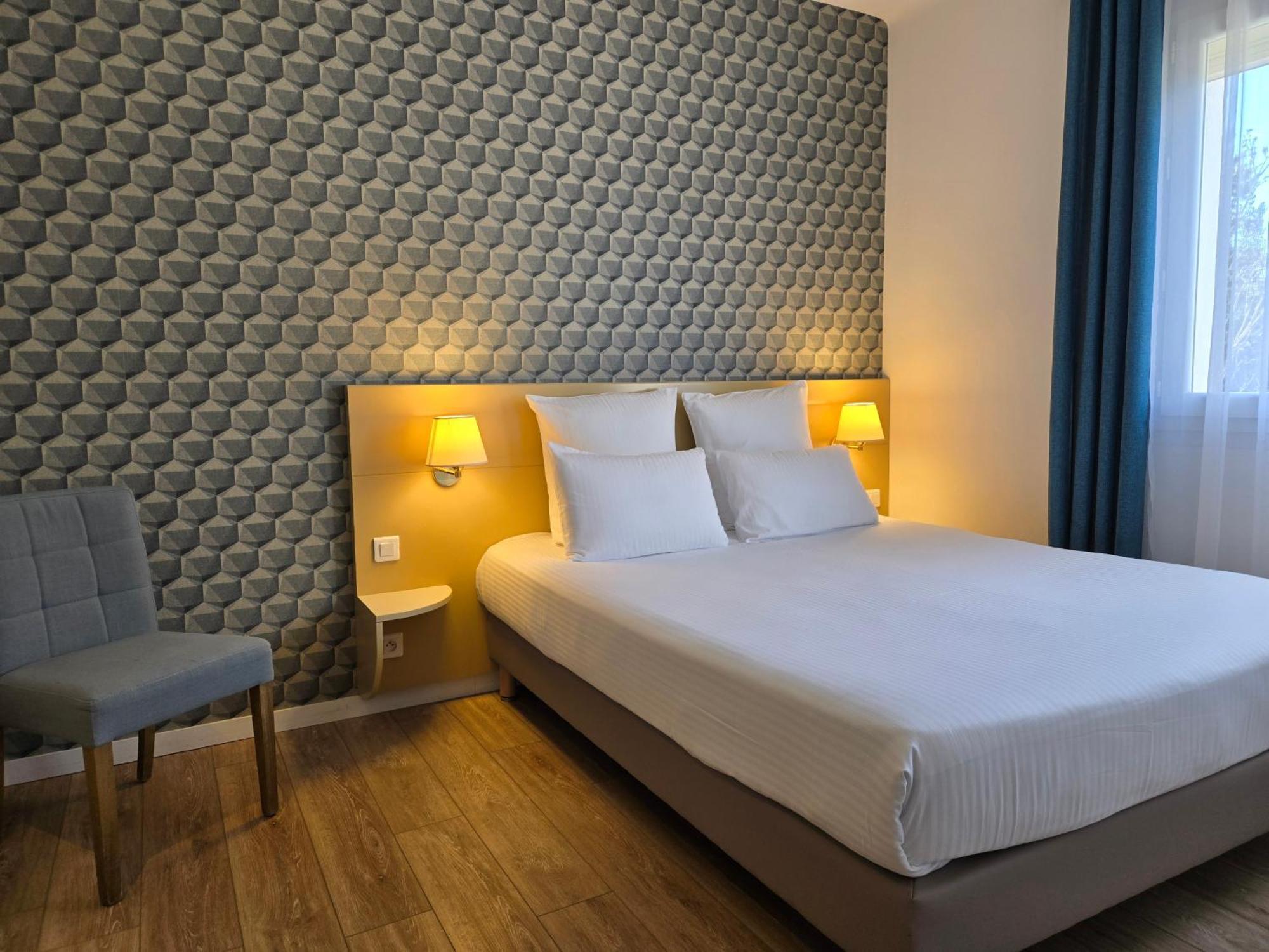 Hotel Le Saint-Genies Uzes Bagian luar foto