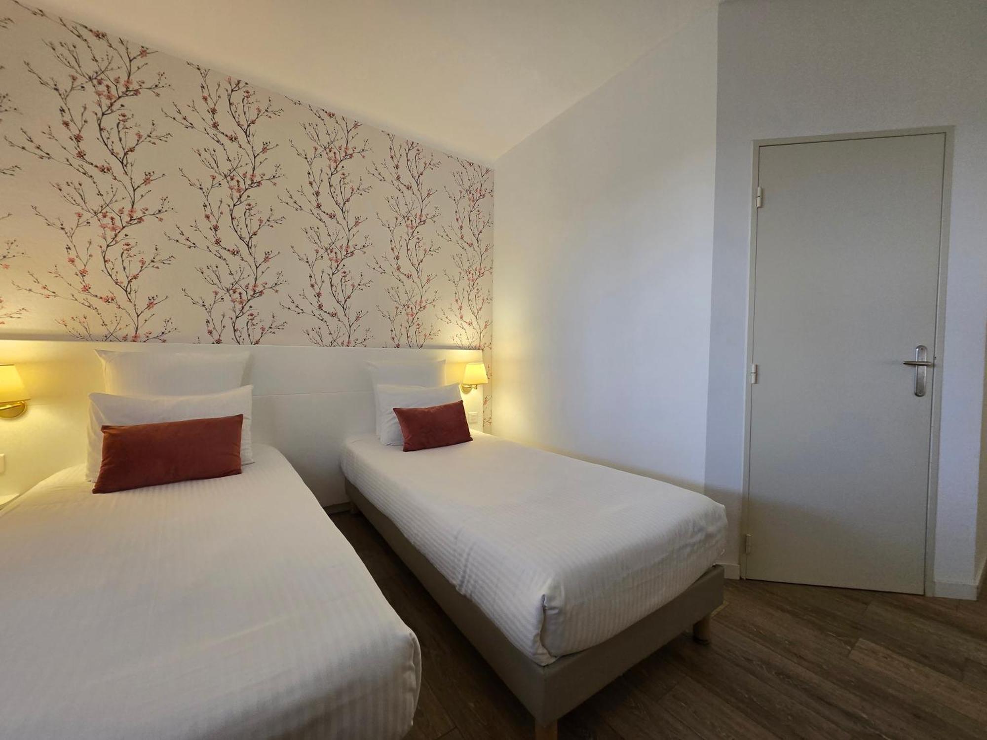 Hotel Le Saint-Genies Uzes Bagian luar foto