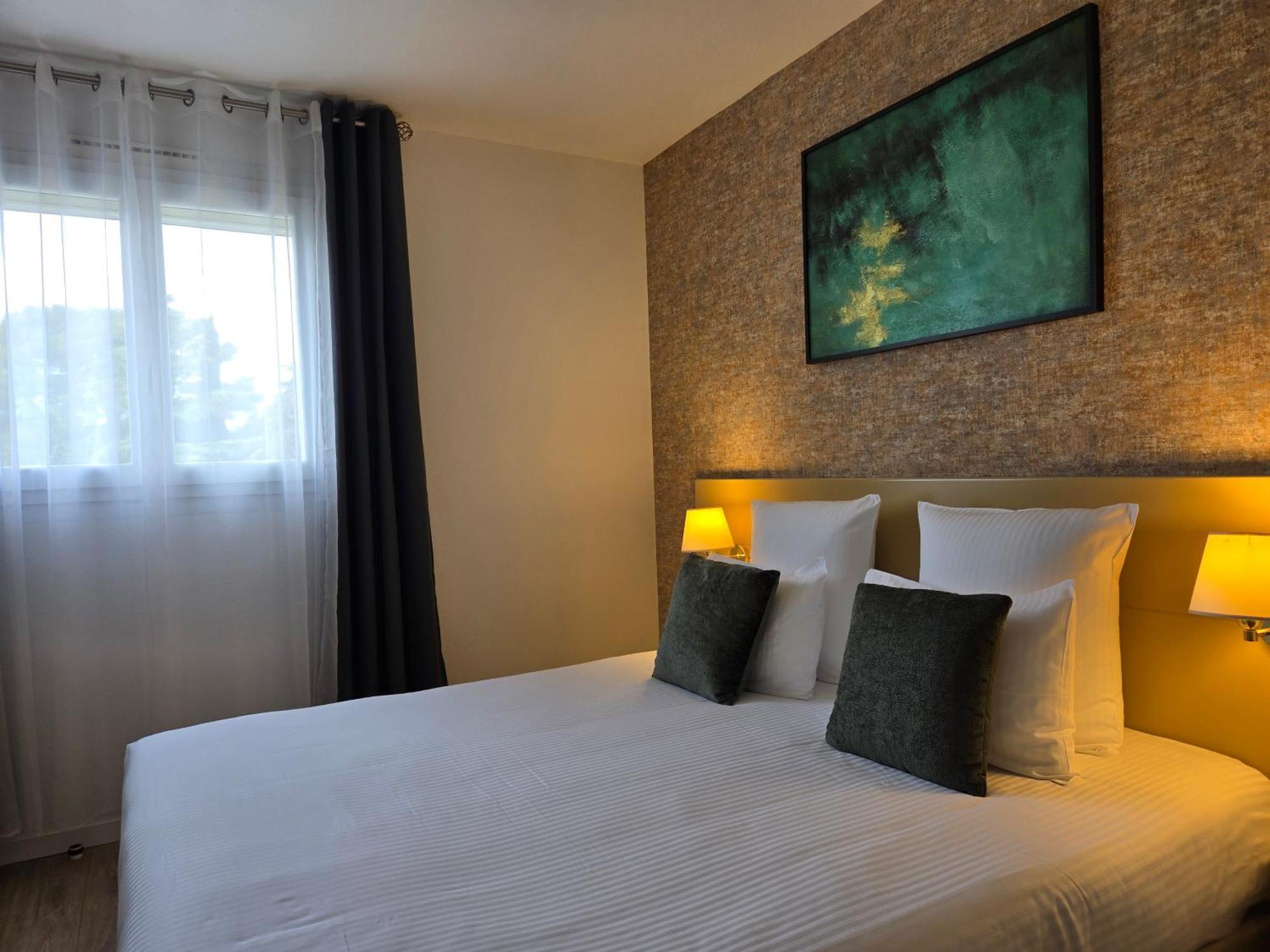 Hotel Le Saint-Genies Uzes Bagian luar foto