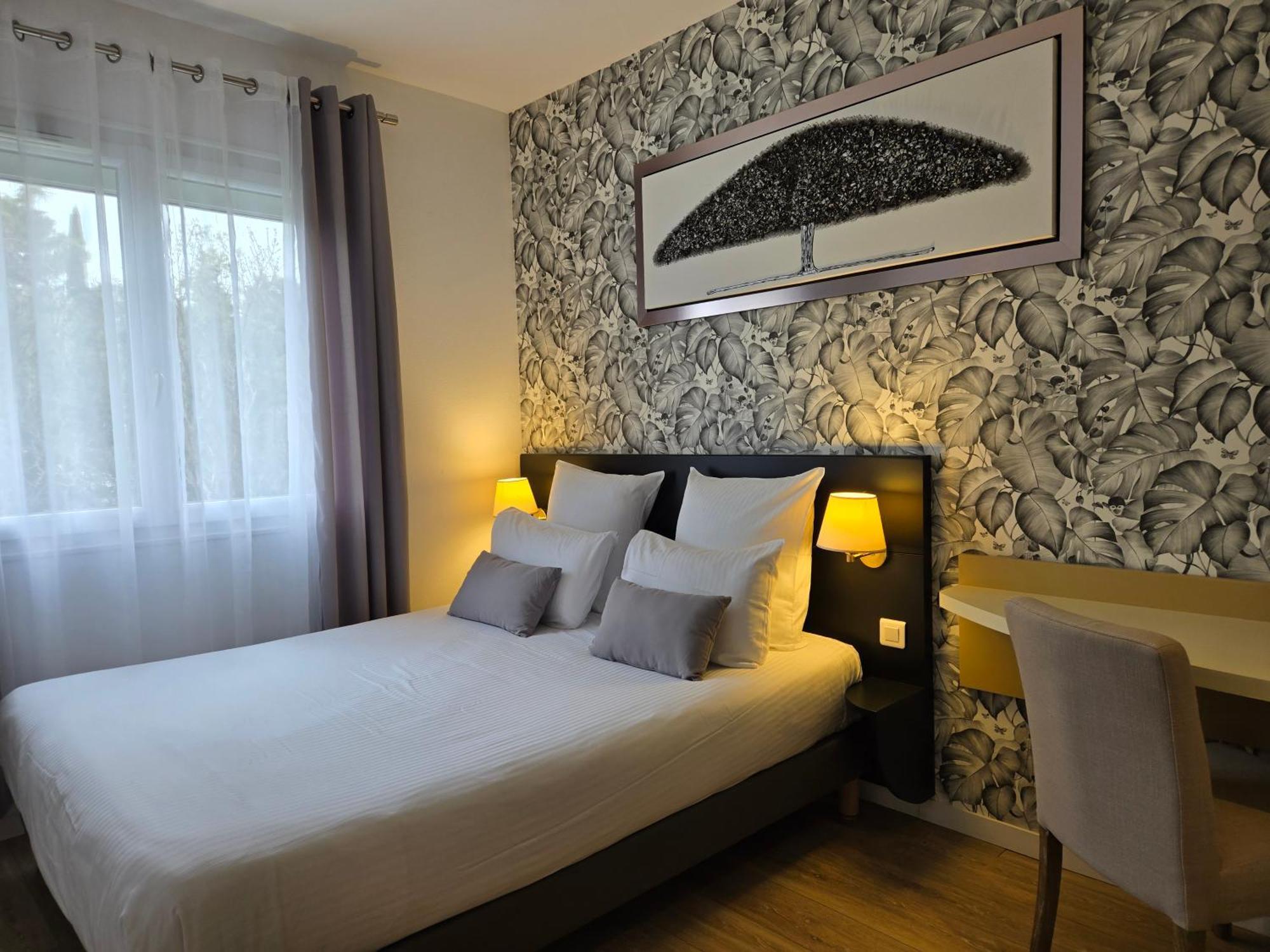 Hotel Le Saint-Genies Uzes Bagian luar foto