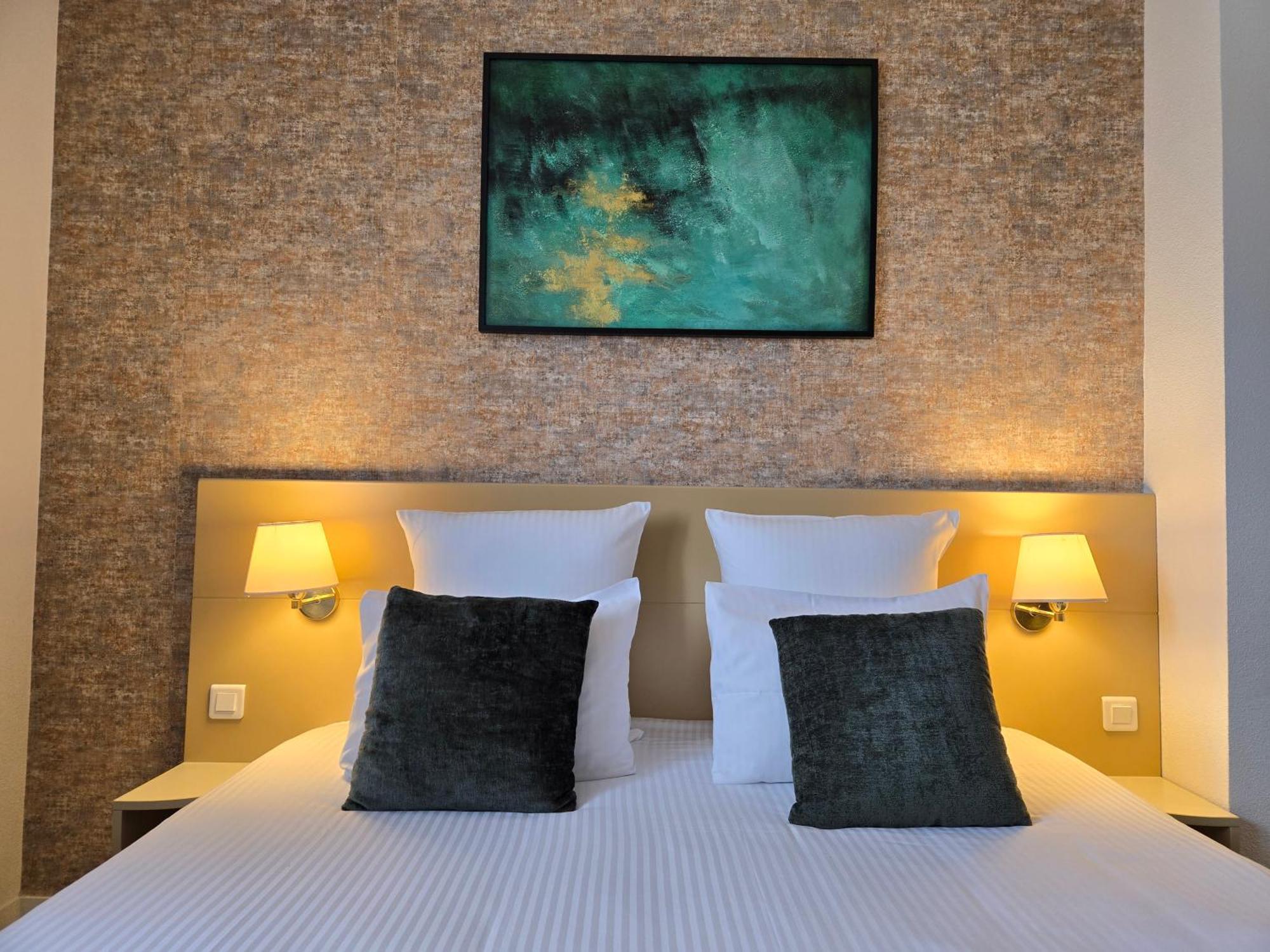 Hotel Le Saint-Genies Uzes Bagian luar foto