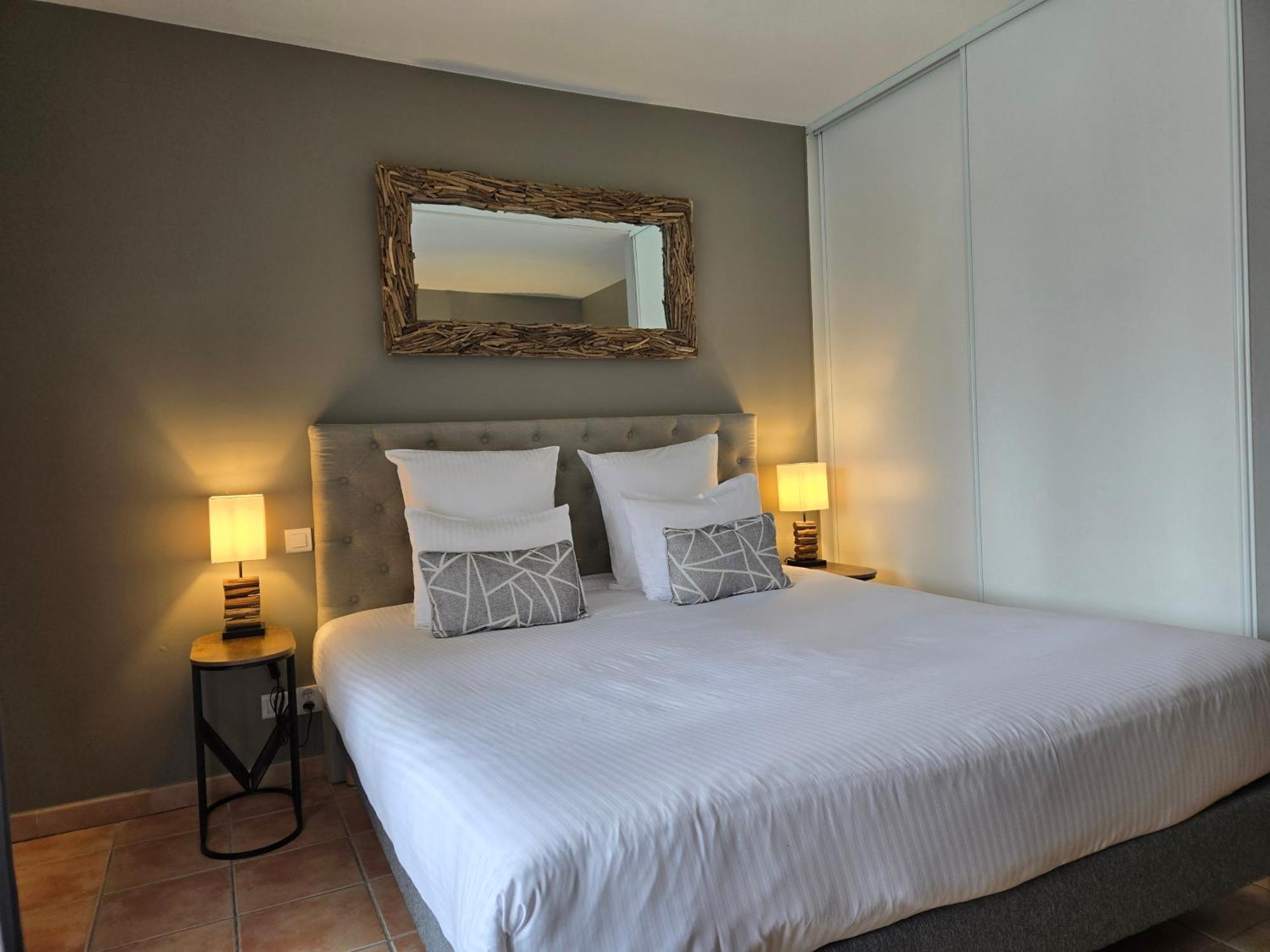 Hotel Le Saint-Genies Uzes Bagian luar foto