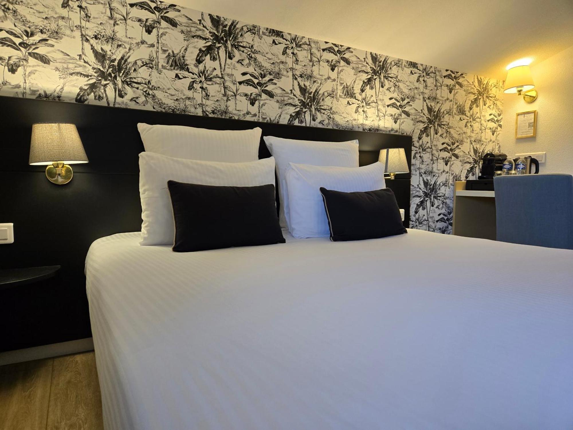 Hotel Le Saint-Genies Uzes Bagian luar foto