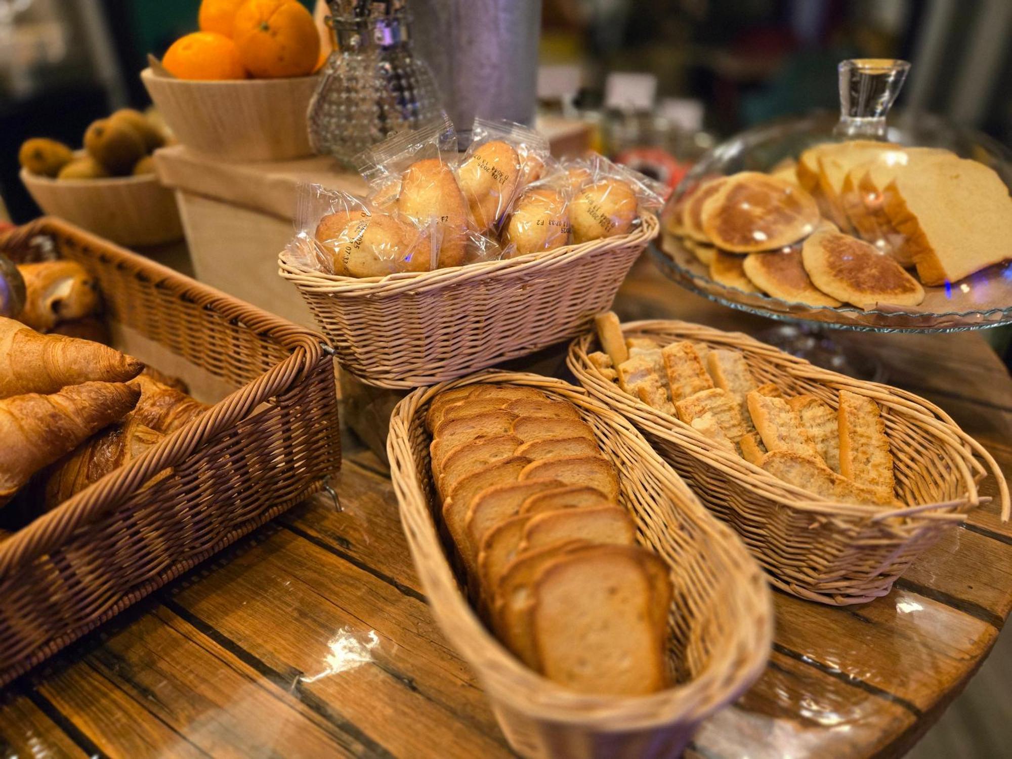 Hotel Le Saint-Genies Uzes Bagian luar foto