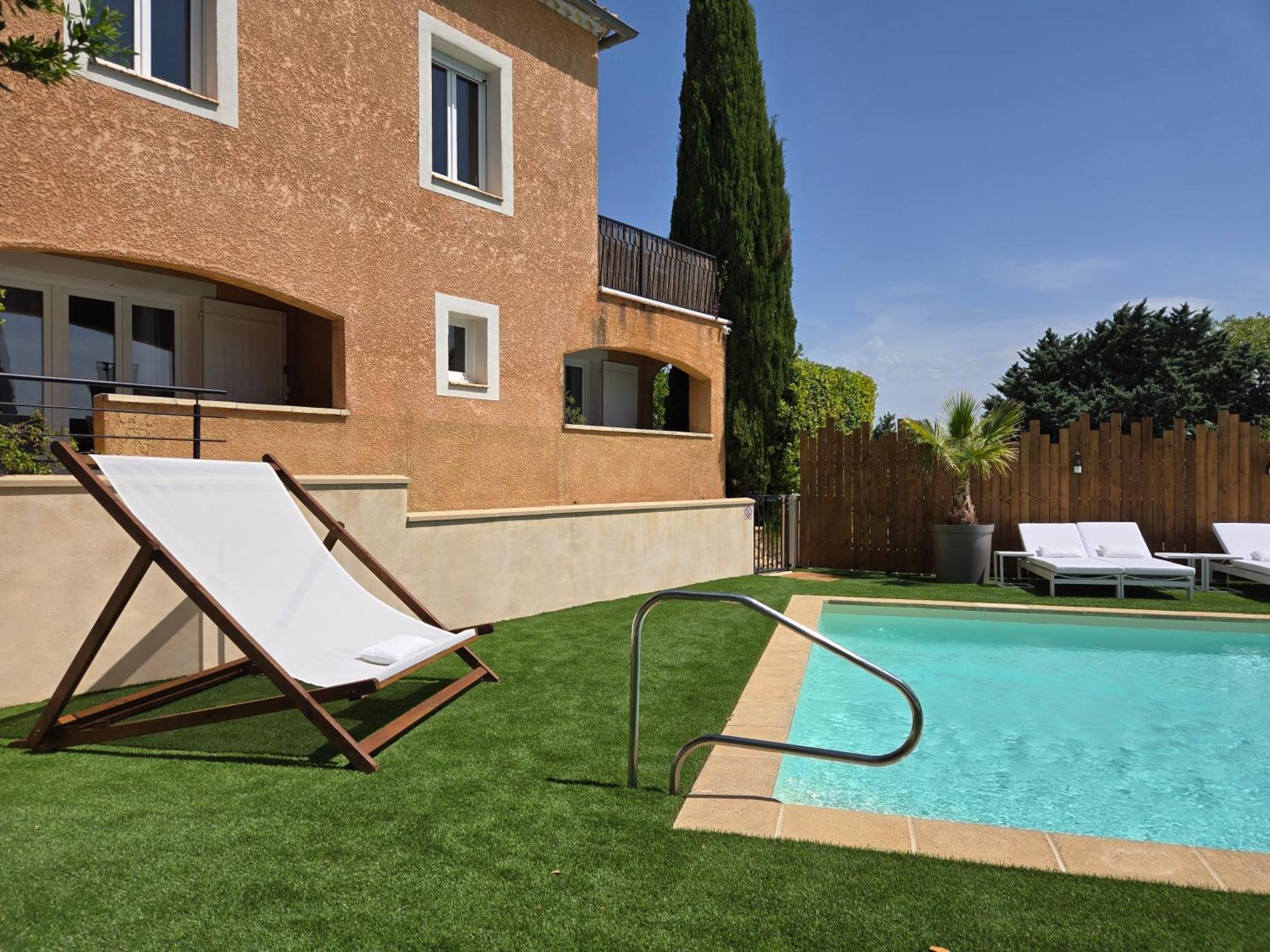 Hotel Le Saint-Genies Uzes Bagian luar foto