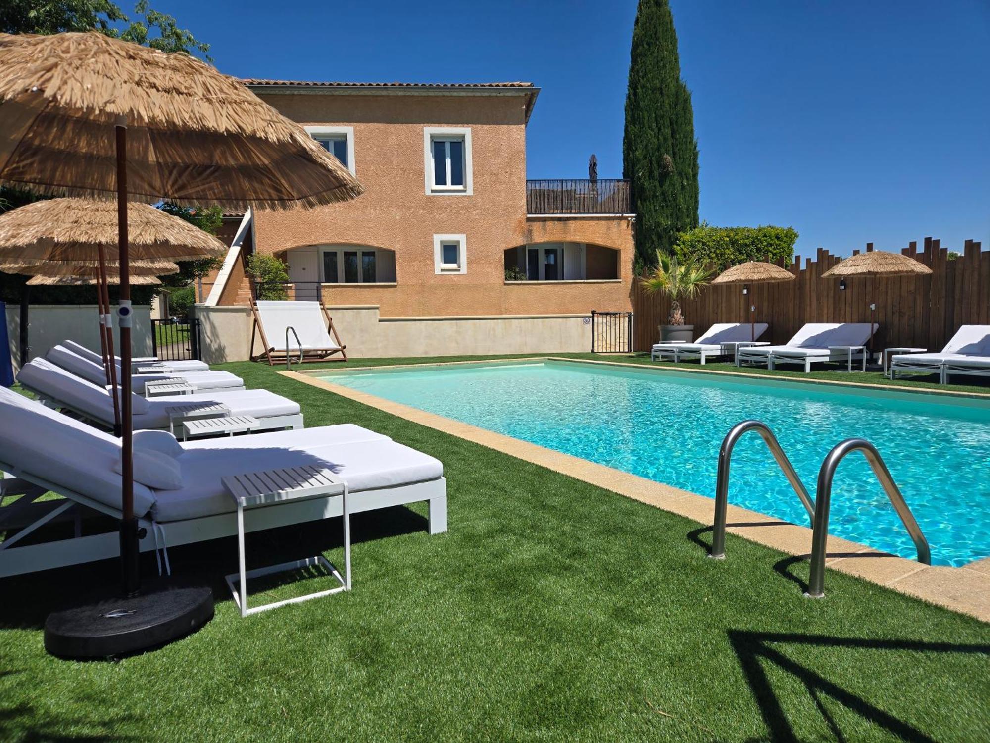 Hotel Le Saint-Genies Uzes Bagian luar foto
