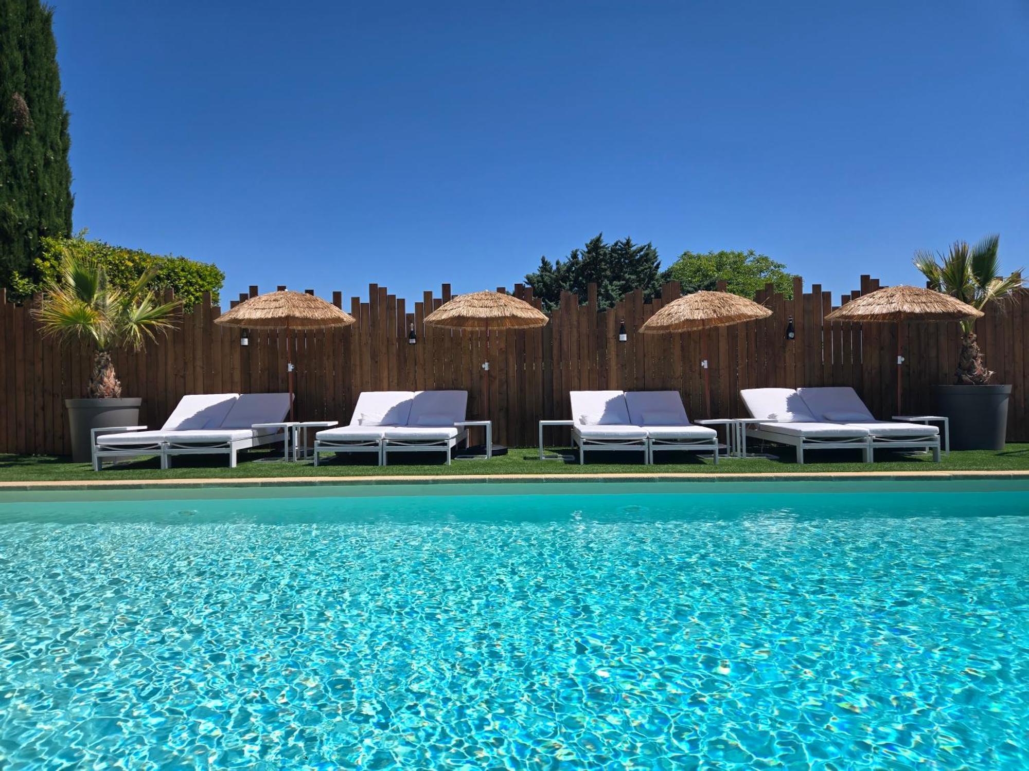 Hotel Le Saint-Genies Uzes Bagian luar foto